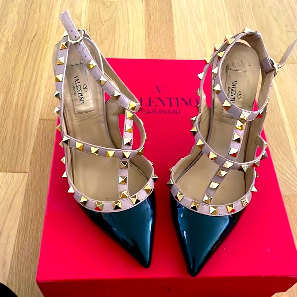 Valentino Garavani Rockstud Heels/Pumps with box and dust bag